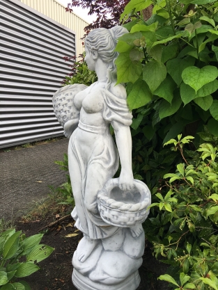 Schöne weiße Steinstatue einer stehenden Dame mit 2 Blumenkörben!